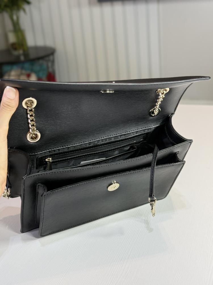 شنطة دكني جلد اسود فلاب كتف مع شارم LG CHAIN FLAP CROSSB