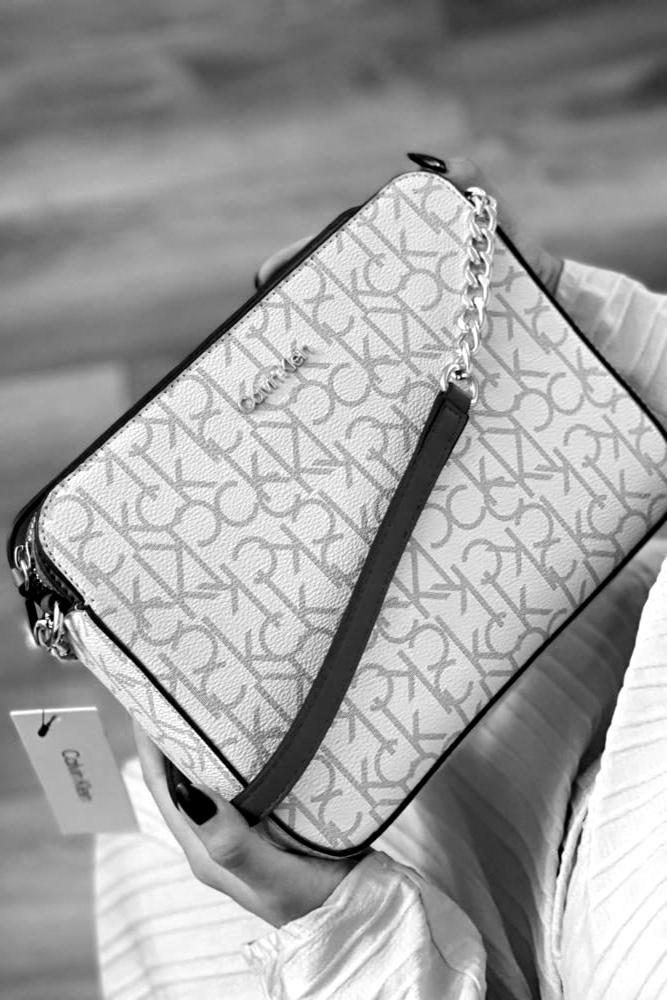 كالفن كلاين شنطة كروس بودي كاميرا باق بمداخل متعدده ck crossbody bag - بيج سجنشر / وردي