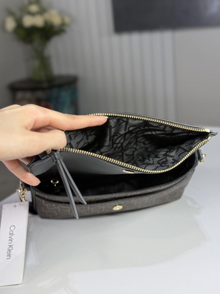شنطة كالفن كلاين زينيا شنطة كتف بسحاب مخفي  black/ brown signature calvin klein  multifunctional shoulder bag