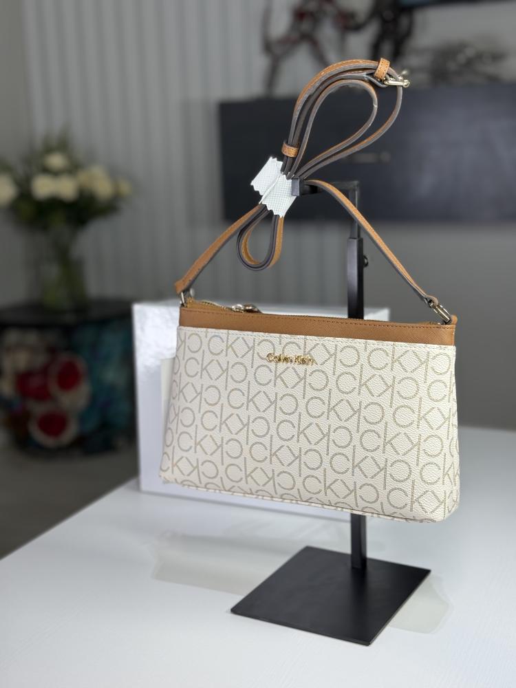 شنطة كالفن كلاين كروس بودي بثلاث جيوب فانيلا سجنشر/ ذهبي calvin klein crossbody signature vanilla bubble leathe