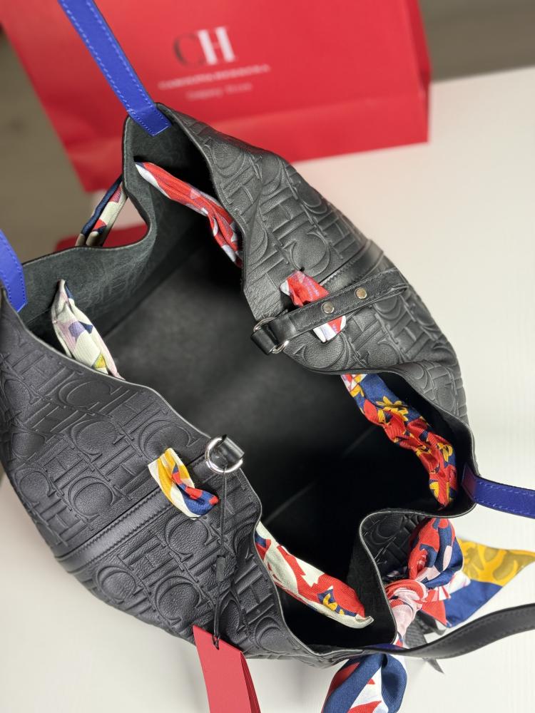 كارولينا ماتريوشكا اكس لارج سجنشر بلون اسود وسكارف كارولينا  MATRYOSHKA XL | LARGE SHOULDER BAG carolina herrera