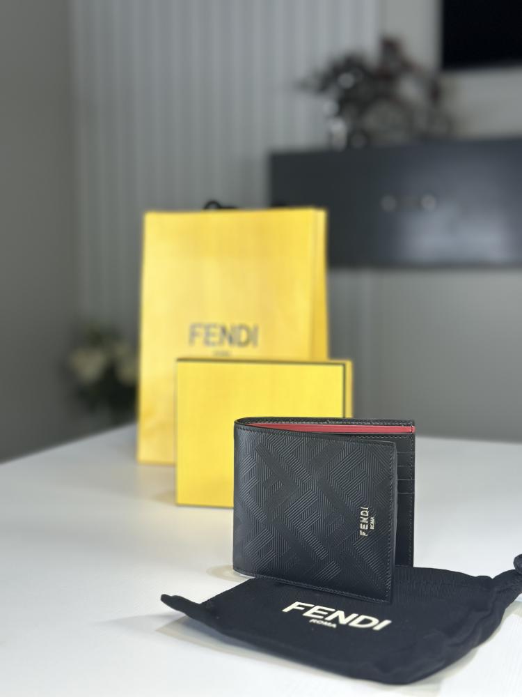 محفظة فندي جلد Fendi Shadow بتفاصيل سجنشر فخمه وعلامه فضيه- اسود/ احمر