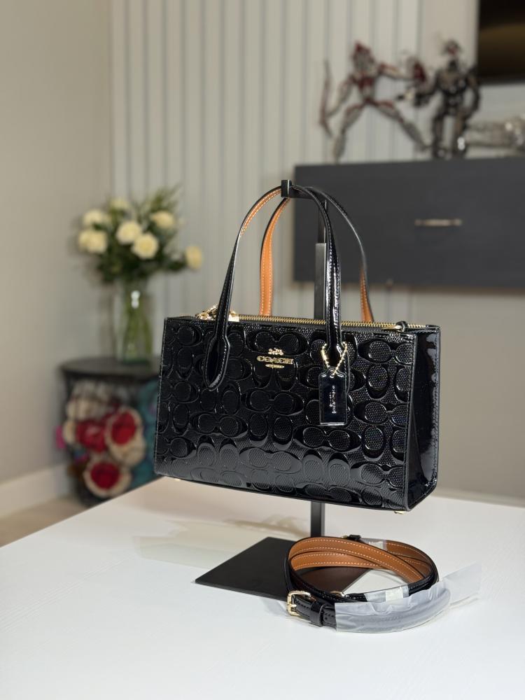 شنطة كوتش توت صغيره نينا سجنشر بلون اسود اامبوزد Nina Small Tote Bag In Signature Leather Black