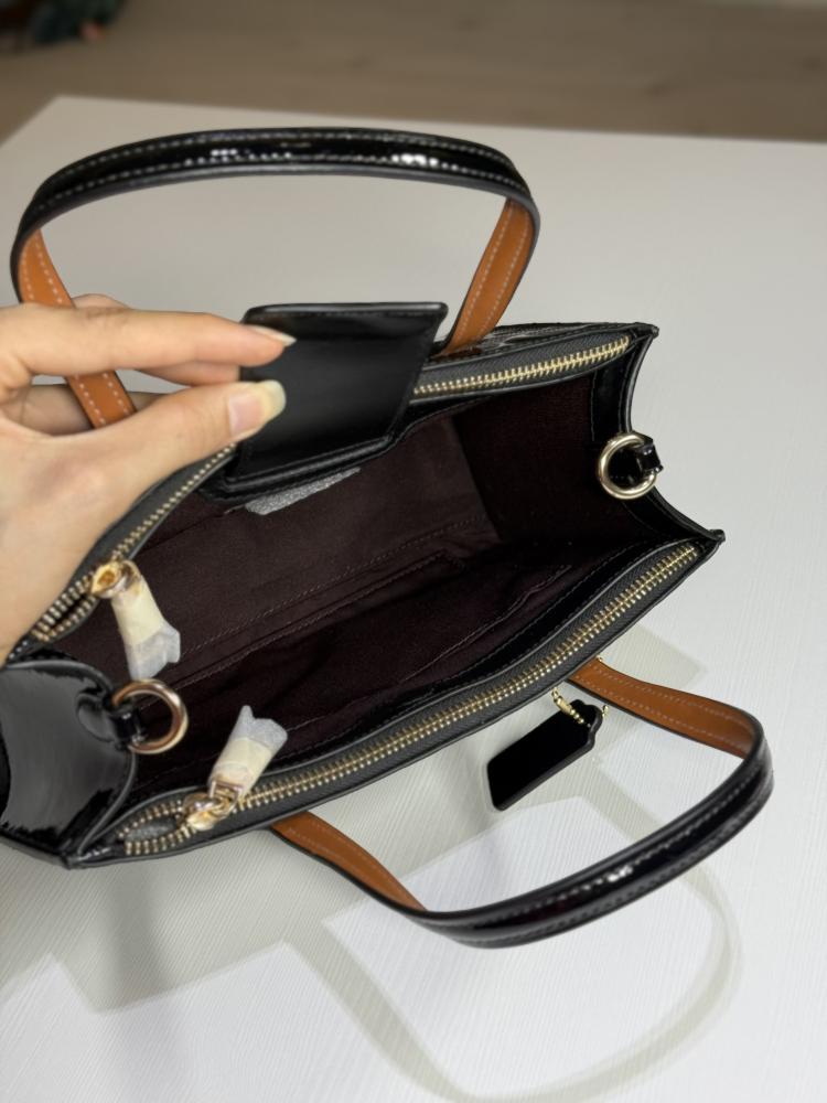 شنطة كوتش توت صغيره نينا سجنشر بلون اسود اامبوزد Nina Small Tote Bag In Signature Leather Black
