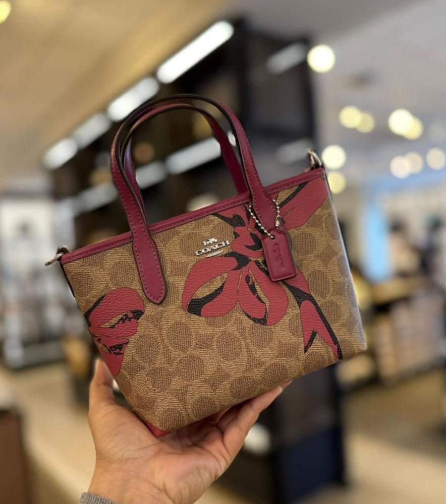 شنطة كوتش ميني سيتي توت ليميتد ادشن بربطات (باو) City Mini Tote Bag In Signature Canvas With Bow Print