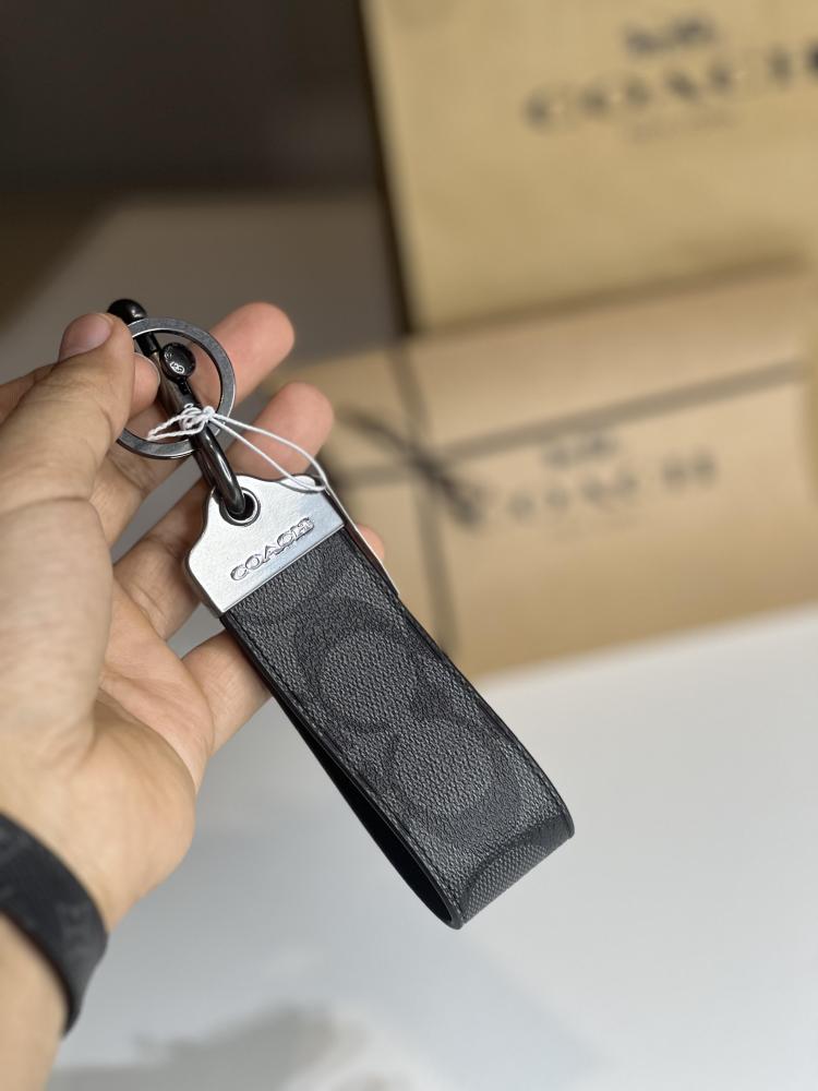 ميدالية كوتش رجاليه اسود سجنشر  coach keychain