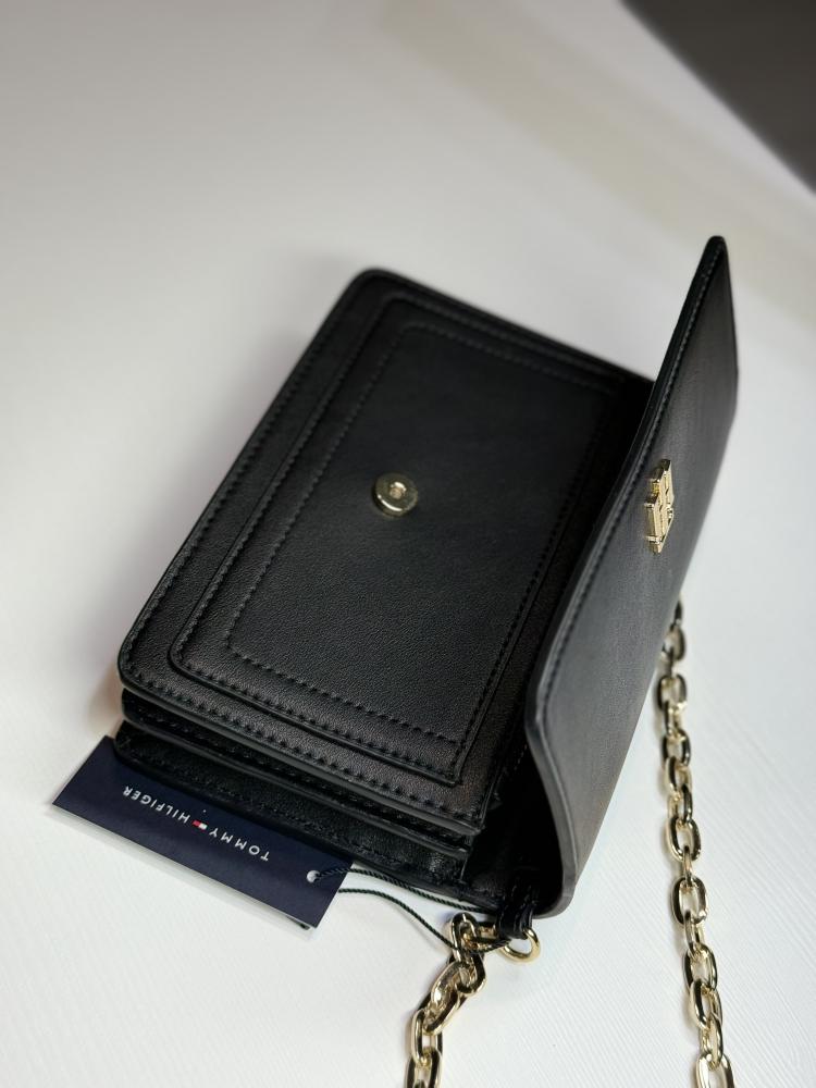 شنطة كروس سوفت تومي بعلامه ذهبيه tommy hilfiger 69j9862 black soft crossbody gold logo