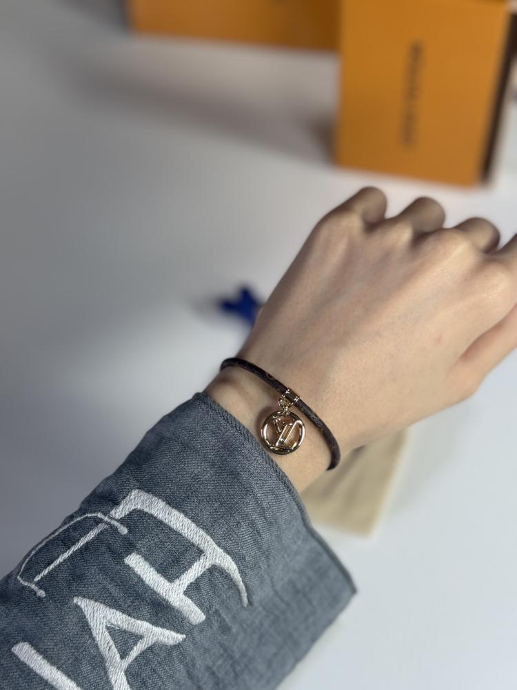 سوار لويس بعلامه متدليه وجلد سجنشر مونوجرام  M8437Z Louise Bracelet