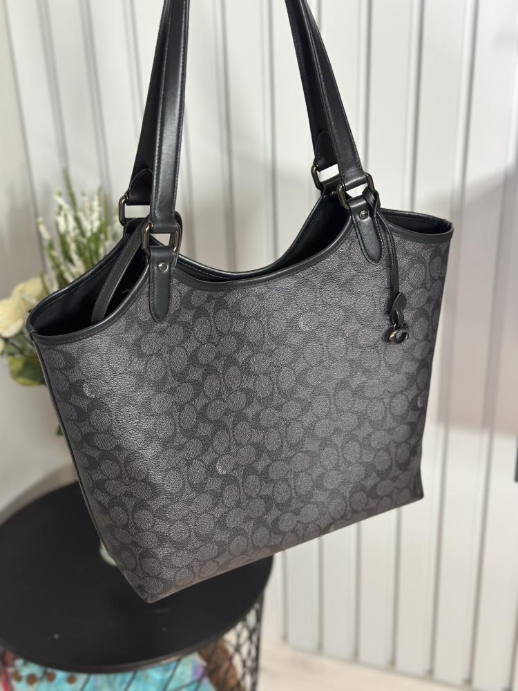 توت كوتش يومي day tote canvas سجنشر بلون اسود مع باوتش