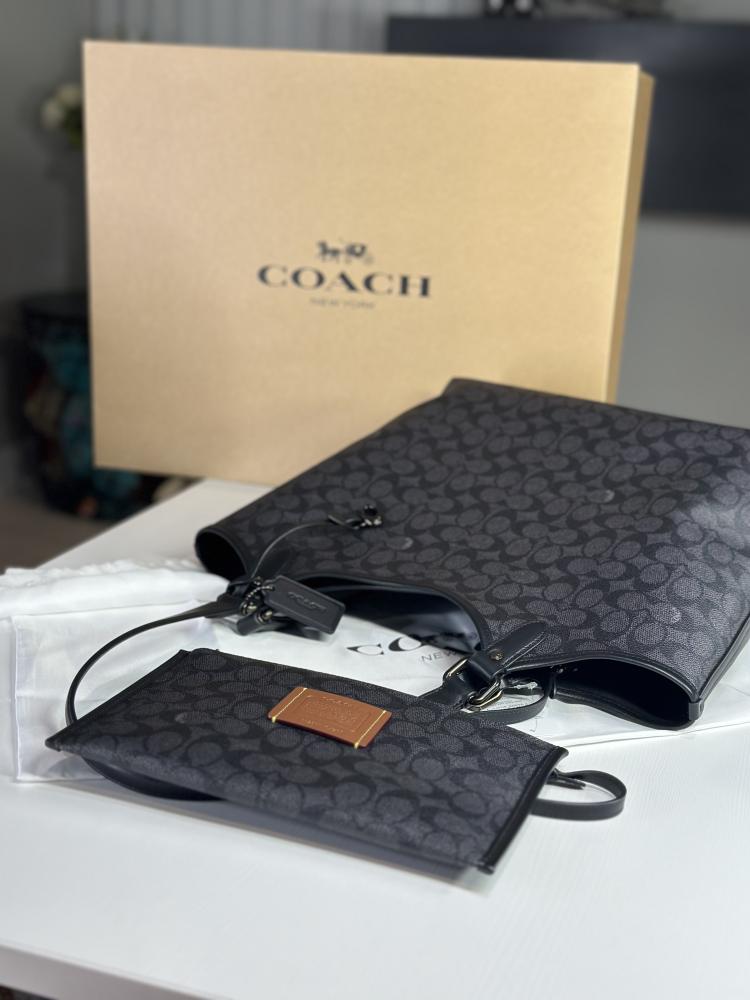 توت كوتش يومي day tote canvas سجنشر بلون اسود مع باوتش