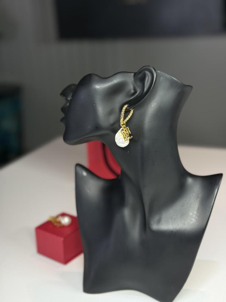 حلق كارولينا هريرا لولو كبير متدلي مزين بشعار كارولينا  logo CH earring big pearl drop