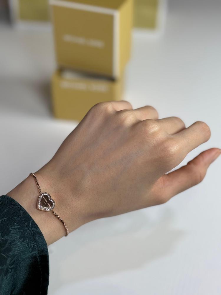 اسوار مايكل كورس Michael Kors Heritage Pave Logo Heart Slide Bracelet قلب روز قولد بعلامة مايكل مرصع بكريستال وتصميم منزلق
