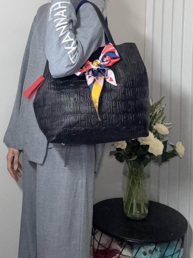 كارولينا ماتريوشكا اكس لارج سجنشر بلون اسود وسكارف كارولينا  MATRYOSHKA XL | LARGE SHOULDER BAG carolina herrera