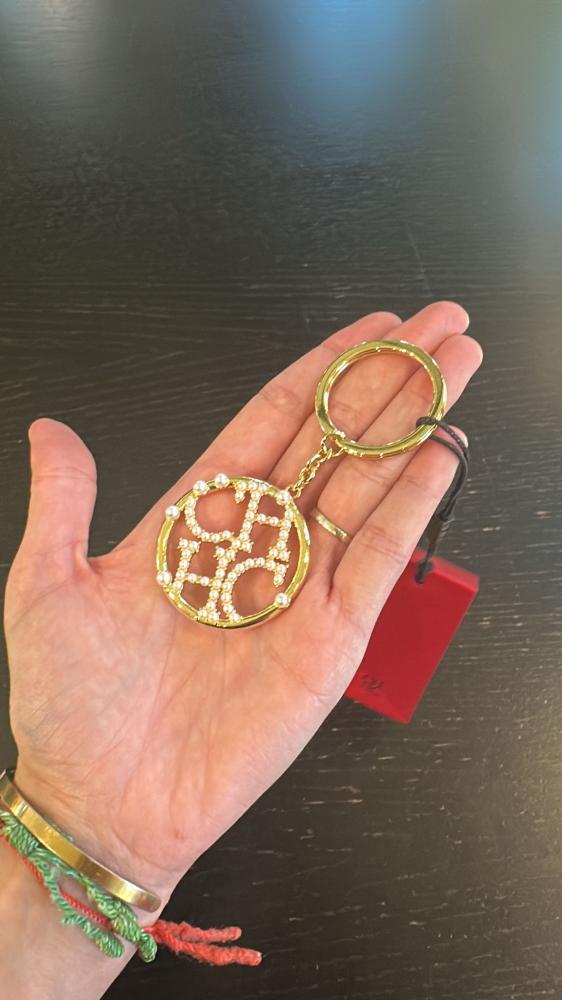ميدالية كارولينا حلق لوقو باللون الذهبي مزين باللولو Carolina Herrera loop pearl keychain CH