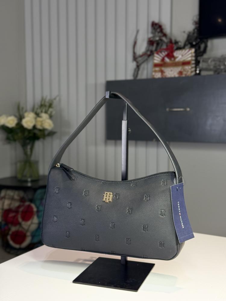 شنطة كتف تومي جلديه باللون الاسود  سجنشر TOMMY HILFIGER hobo shoulder bag black signature