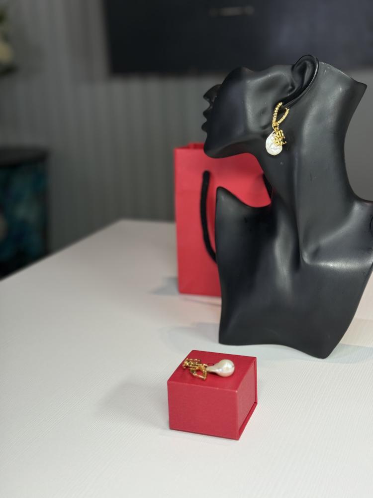 حلق كارولينا هريرا لولو كبير متدلي مزين بشعار كارولينا  logo CH earring big pearl drop