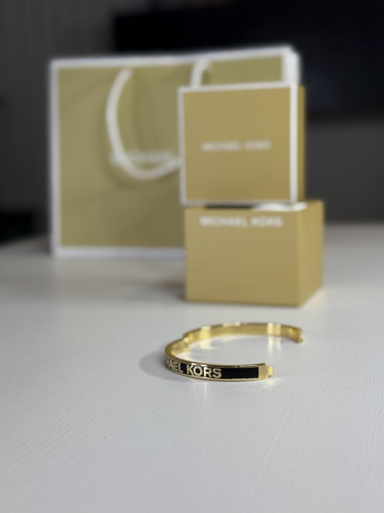 اسوار مايكل كورس بانقل نحيف اسود سجنشر Michael Kors Logo Bangle Bracelet Gold/Black