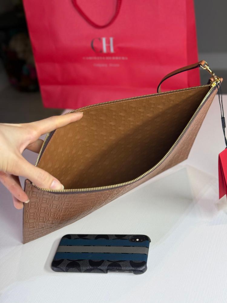 باوتش كارولينا لارج سجنشر باللون البني carolina Herrera large pouch signature print
