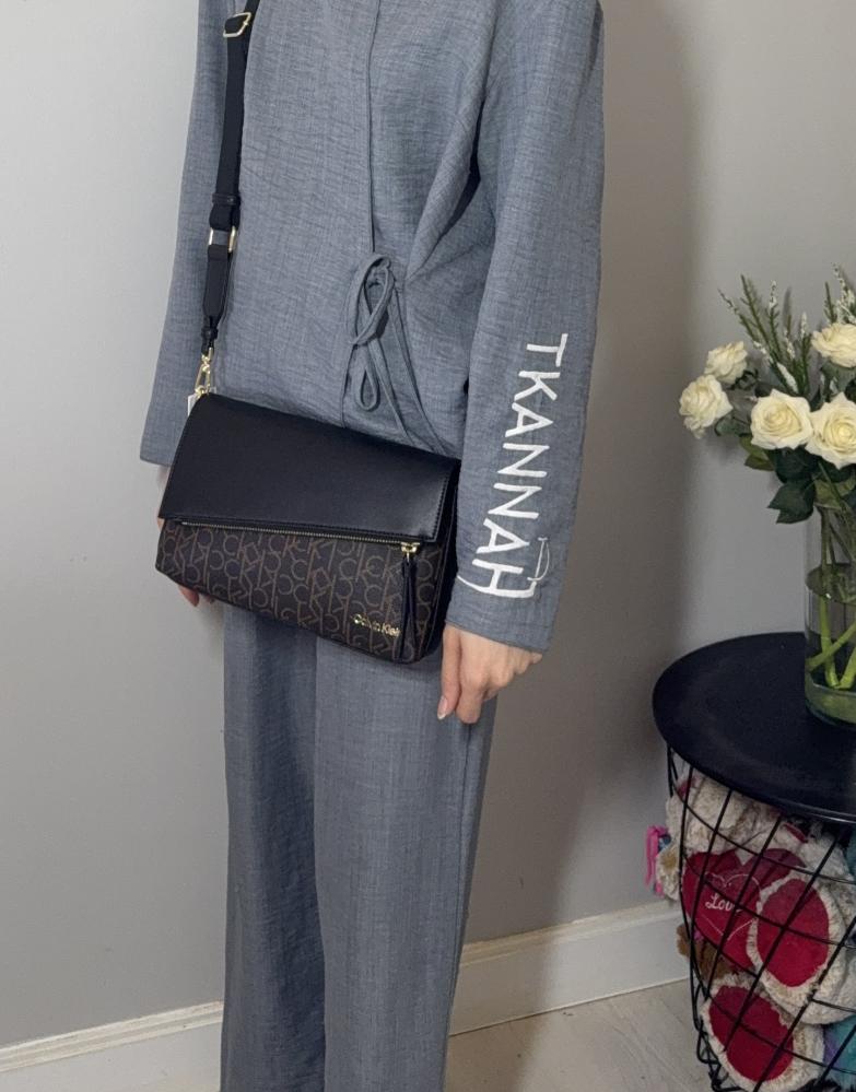 شنطة كالفن كلاين زينيا شنطة كتف بسحاب مخفي  black/ brown signature calvin klein  multifunctional shoulder bag
