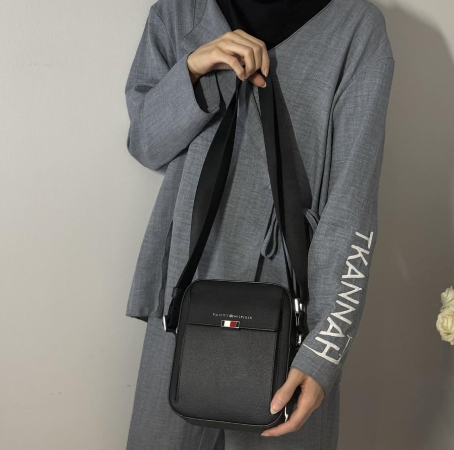 شنطة تومي هيلفيقر رجاليه بجلد اسود مقاوم وعلامه معدنيه BUSINESS LEATHER MINI REPORTER