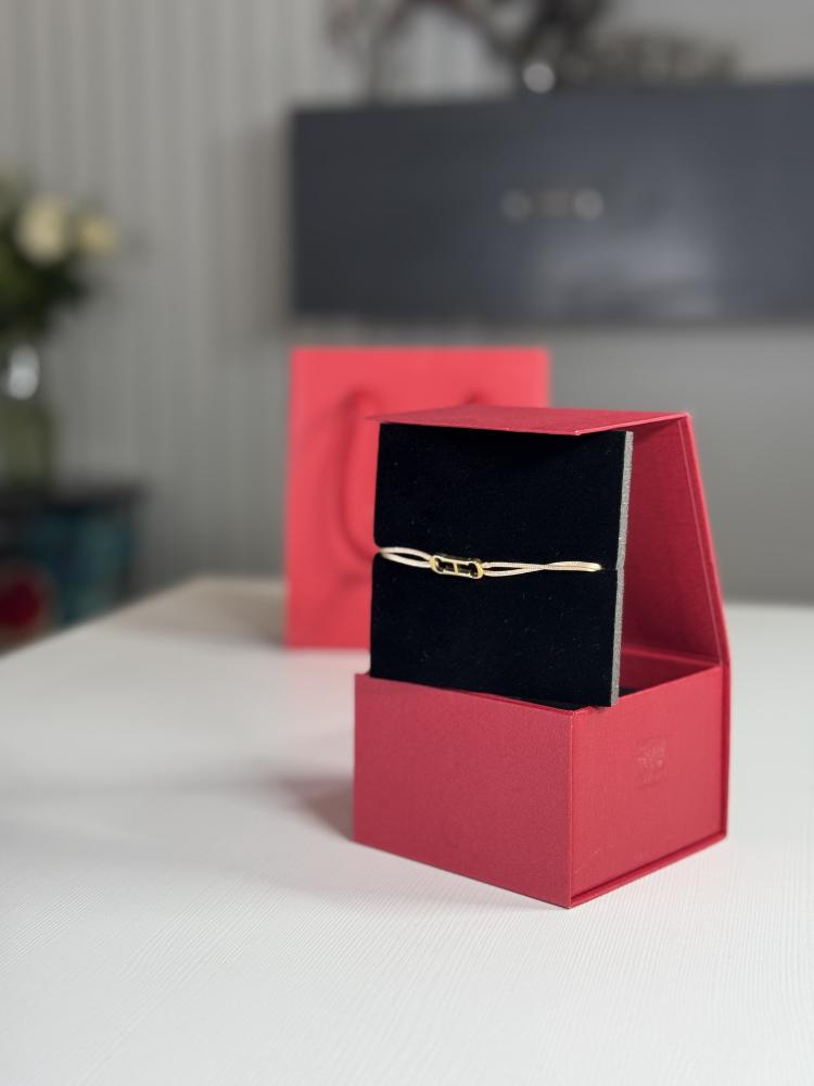 اسوار  كارولينا قطن بيج بعلامة كارولينا CH ذهبي Carolina Herrera beige Cotton bracelet