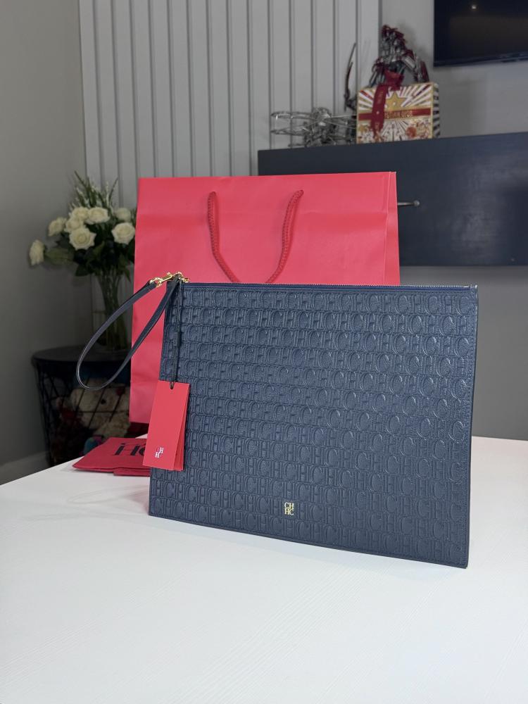 باوتش كارولينا لارج سجنشر باللون الكحلي carolina Herrera large pouch signature print