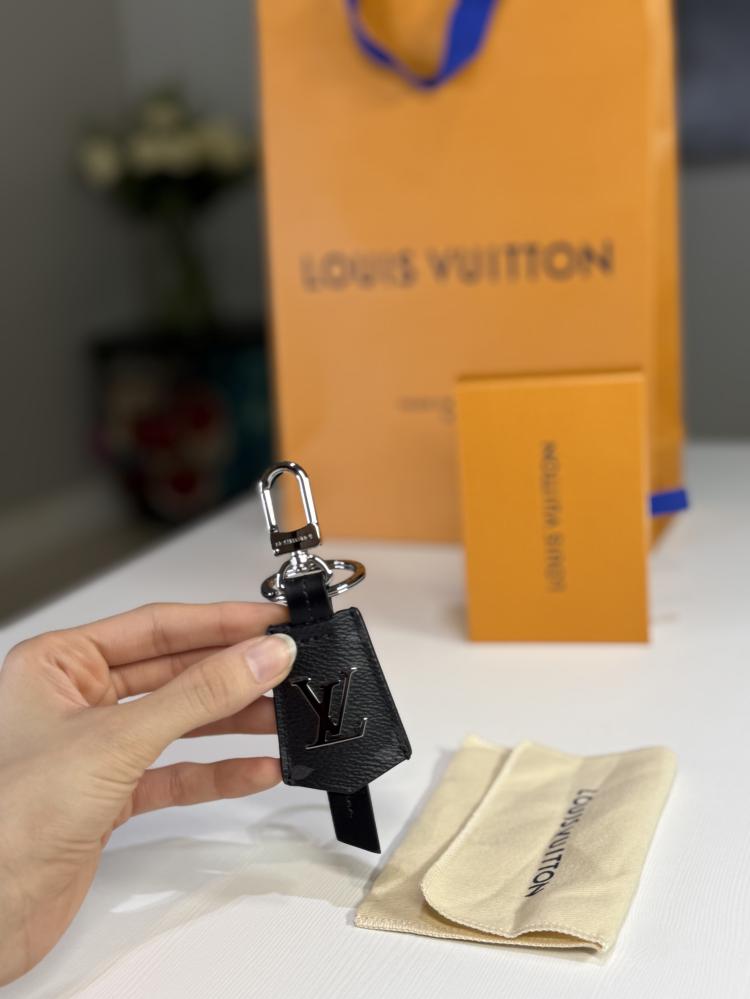 لويس فيتون ميداليه سجنشر ليميتد مونوجرام ايكليبس LV Monogram Eclipse Clé M63620