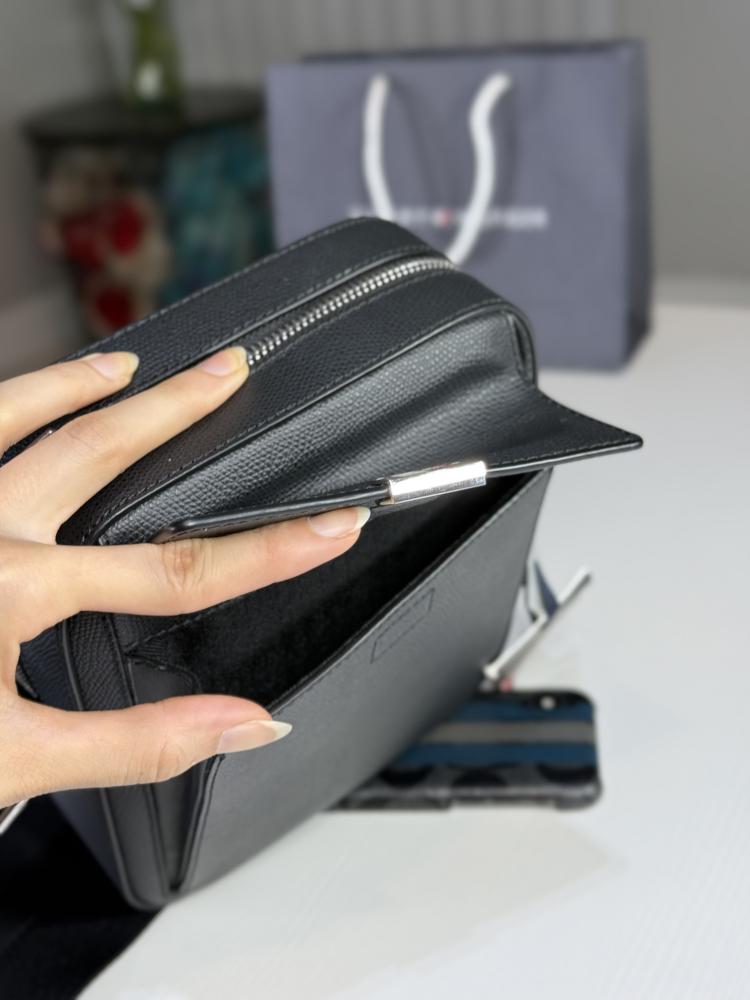شنطة تومي هيلفيقر رجاليه بجلد اسود مقاوم وعلامه معدنيه BUSINESS LEATHER MINI REPORTER