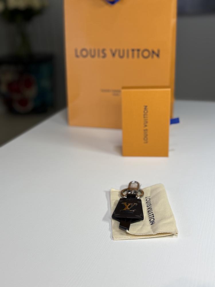 لويس فيتون ميداليه سجنشر ليميتد مونوجرام ايكليبس LV Monogram Eclipse Clé M63620
