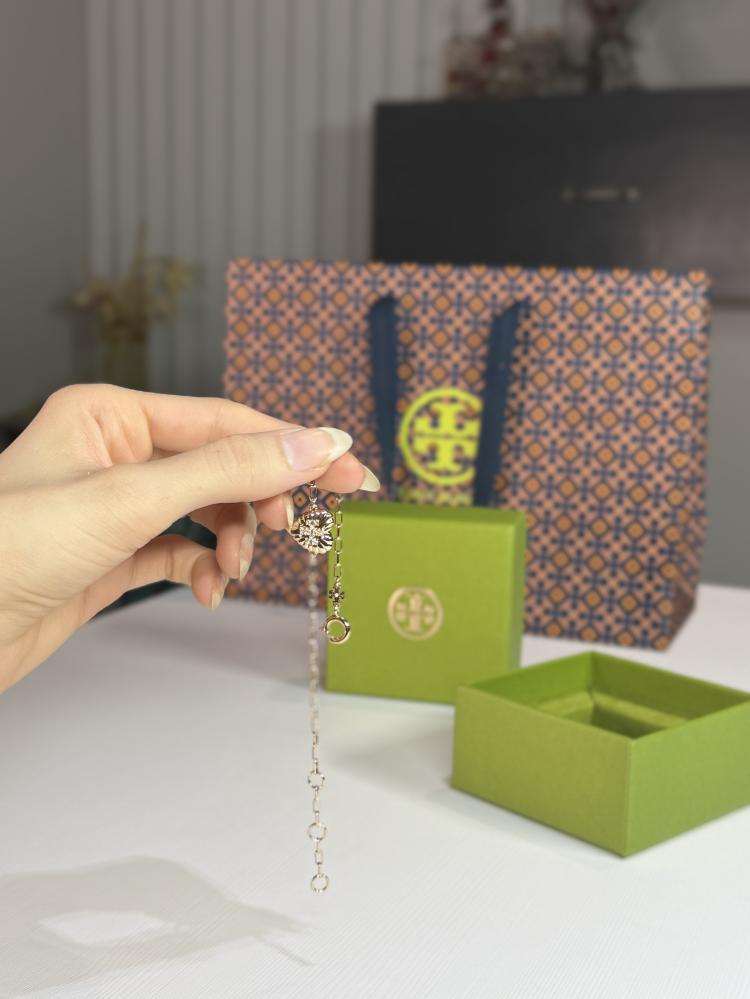 طقم توري برتش حلق و اسوار بقلب مرصع بلوقو كريستال tory burch heart bracelet earring set
