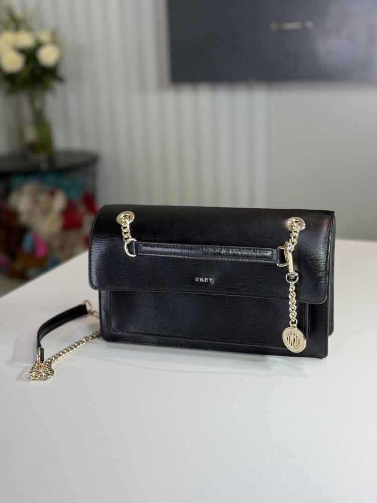 شنطة دكني جلد اسود فلاب كتف مع شارم LG CHAIN FLAP CROSSB