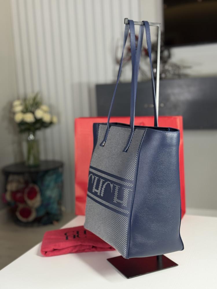 كارولينا هيريرا سمول توت بسحاب - كحلي/ ابيض  carolina herrera Top zip tote in navy with logo