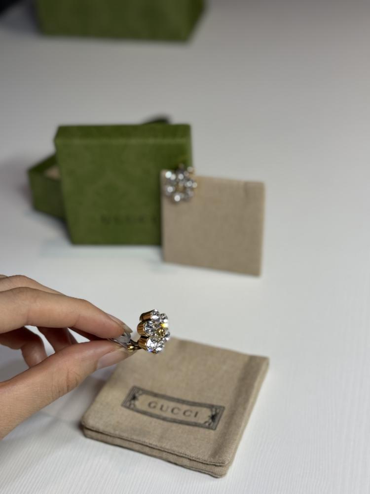 حلق قوتشي مرصع بالاحجار بشعار قوتشي gucci flower crystal earrings