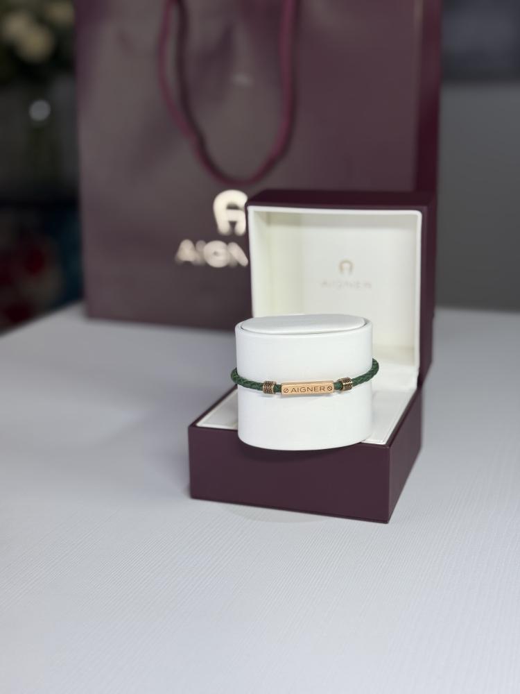اسوار اجنر رجالي بجلد مظفور ومزين بخلقات سجنشر اخضر/ نحاسي  green aigner leather bracelet