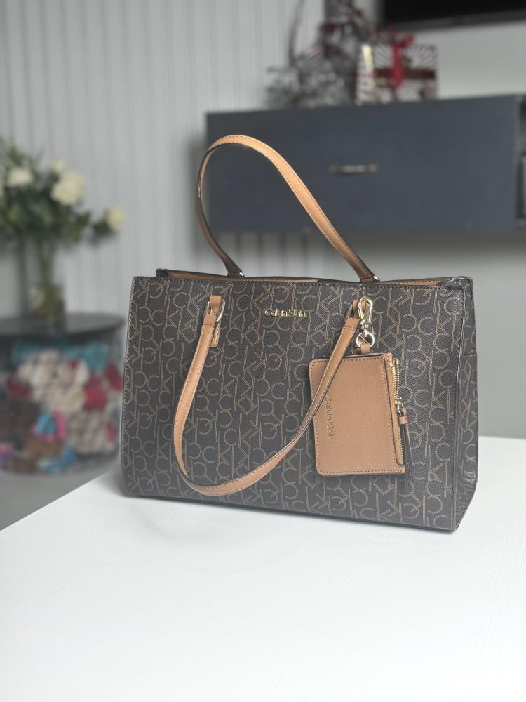 كالفن كلتين سجنشر توت مع محفظه اي دي Calvin klein tote brown signature with wallet