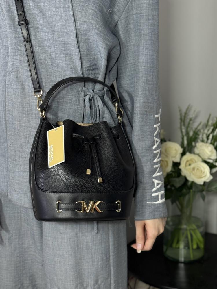 شنطة مايكل كورس بوكيت اسود وذهبي Michael Kors small bucket bag