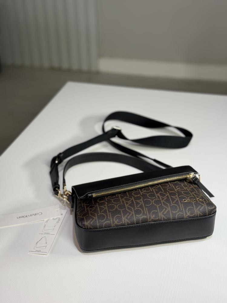 شنطة كالفن كلاين زينيا شنطة كتف بسحاب مخفي  black/ brown signature calvin klein  multifunctional shoulder bag