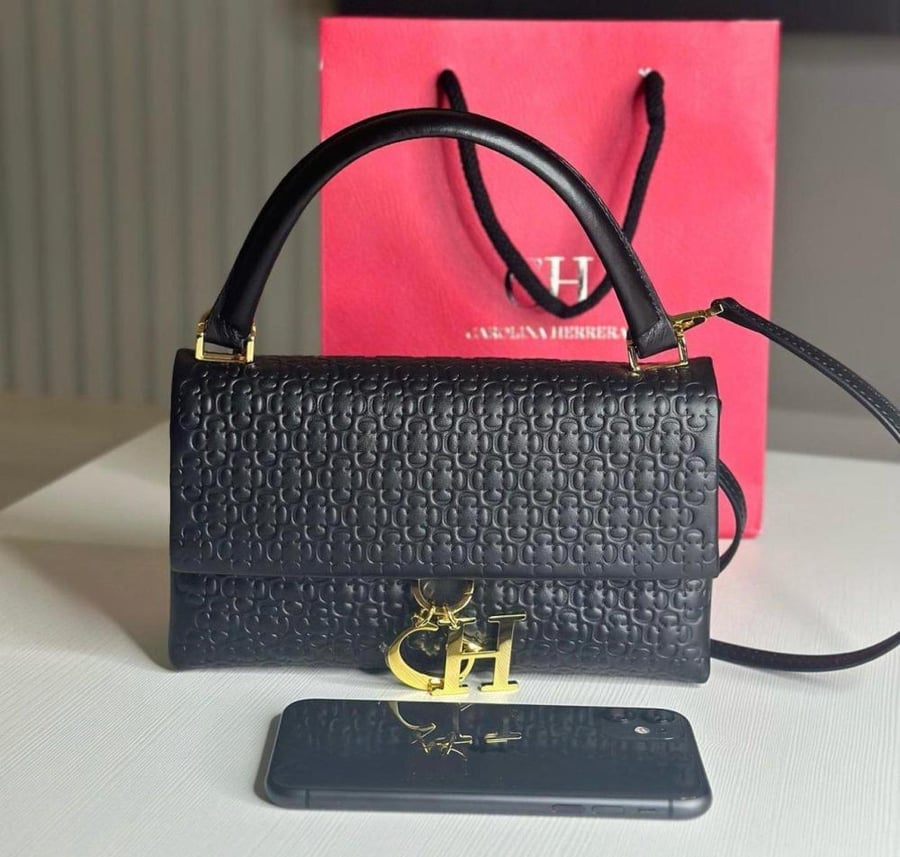 كارولينا هيريرا توب هاندل ميني كاميلوت باللون الاسود Mini Camelot bag Carolina Herrera.