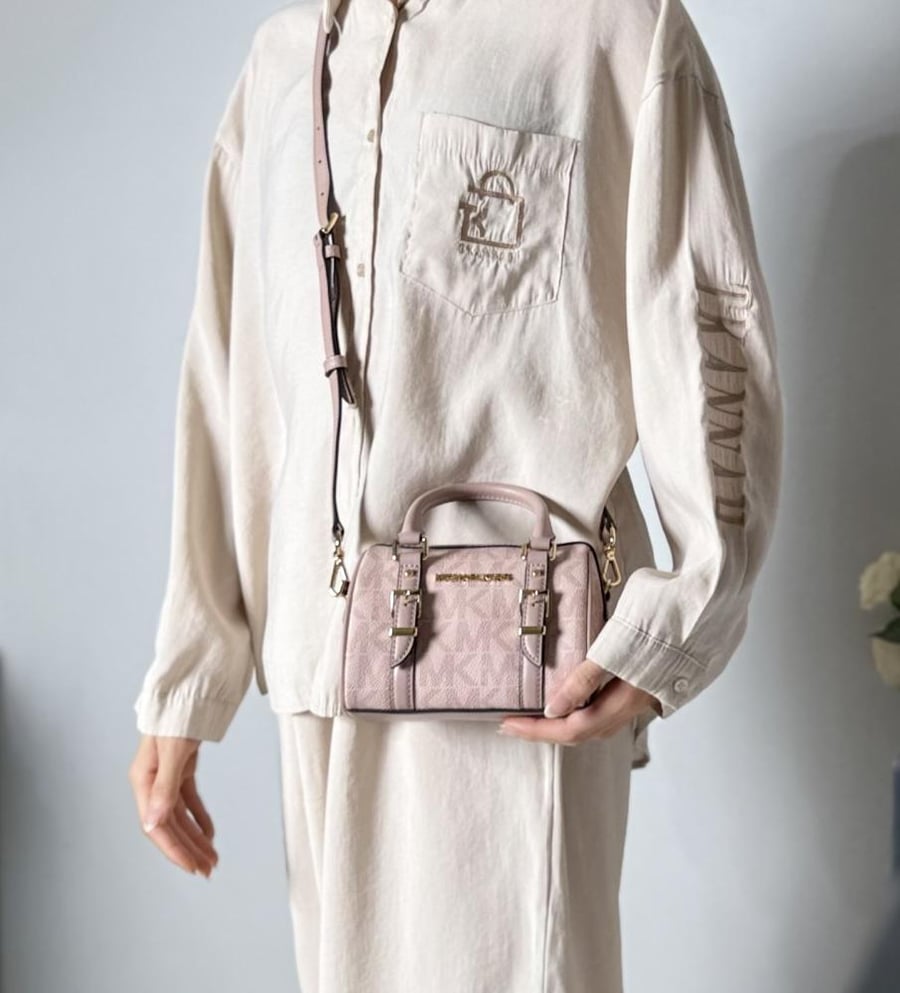 شنطة مايكل كورس بيدفولد ليقسي دفل باللون باودر وردي michael kors bedford legacy duffle powder pink xs
