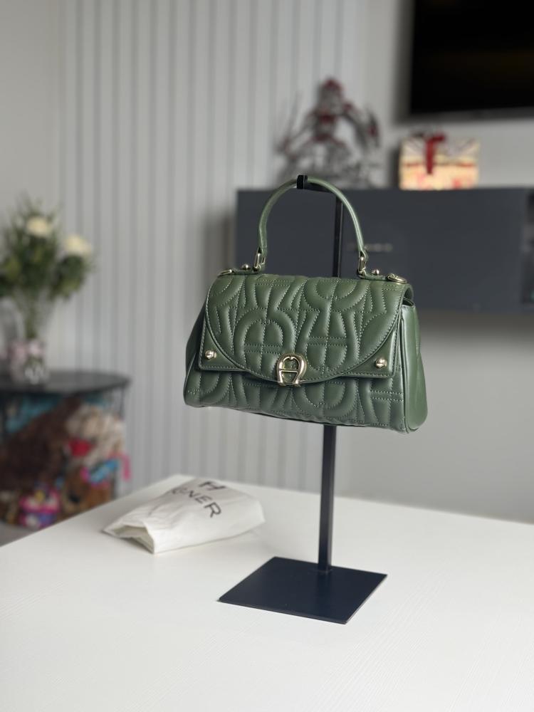 شنطة اجنر ديادورا باللون الاخضر الفخم DIADORA Aigner LOGO HANDBAG S