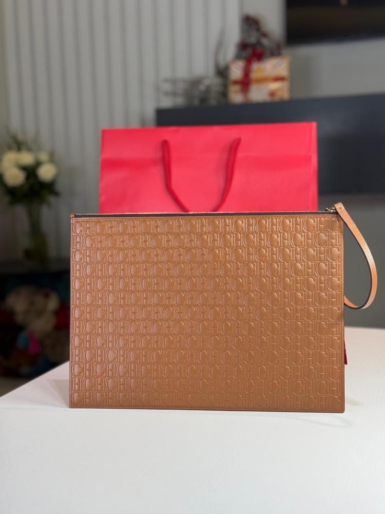 باوتش كارولينا لارج سجنشر باللون البني carolina Herrera large pouch signature print