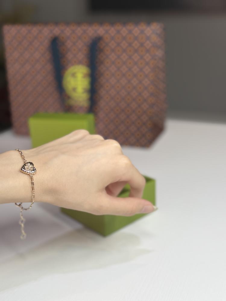 طقم توري برتش حلق و اسوار بقلب مرصع بلوقو كريستال tory burch heart bracelet earring set