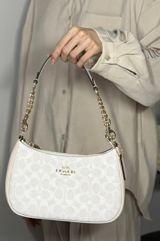 كوتش تيري سجنشر باللون الابيض الباودر coach teri shoulder bag in white signature chalk