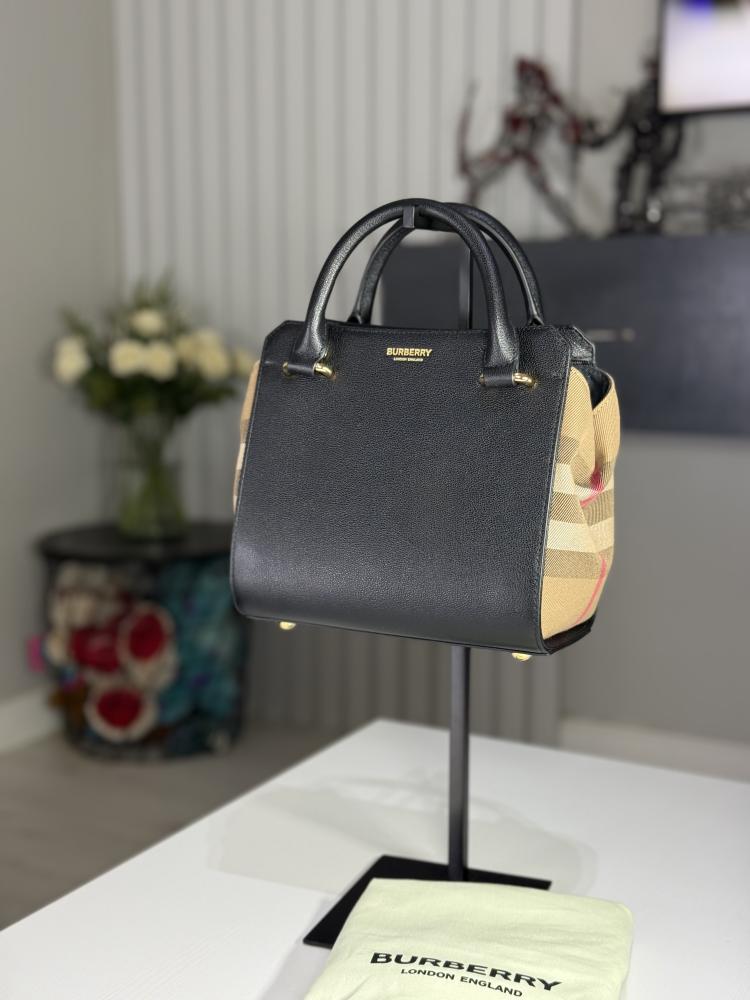 شنطة بربري ميني بانويل باللون الاسود وتفاصيل جانبيه سجنشر لوقو burberry mini banwell black bag
