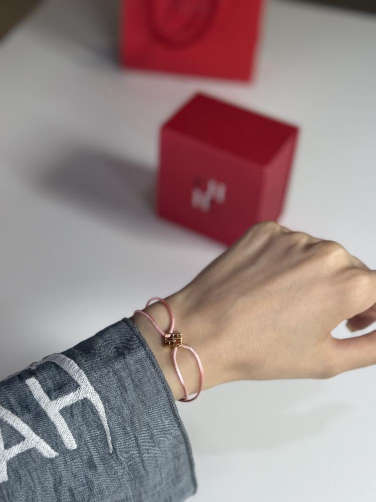 اسوار كارولينا قطن وردي بعلامة كارولينا CHCH ذهبي Carolina Herrera pink Cotton bracelet
