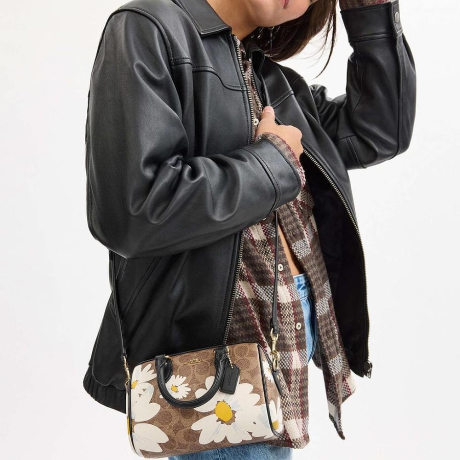 كوتش ميني روان سجنشر بطبعة ورد  COACH  CZ596 Signature Floral Print Mini Rowan