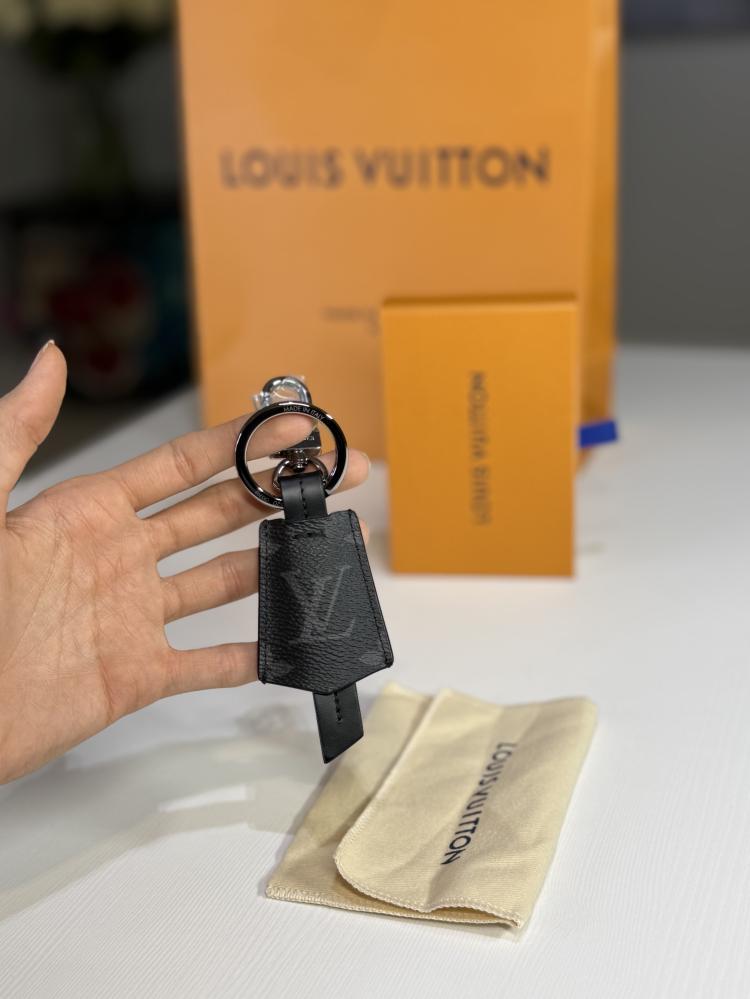 لويس فيتون ميداليه سجنشر ليميتد مونوجرام ايكليبس LV Monogram Eclipse Clé M63620