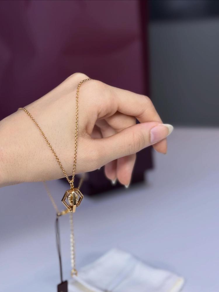 سلسلة اجنر ذهبيه بفريم سداسي متحرك بالعلامه Aigner hexagonal necklace in gold