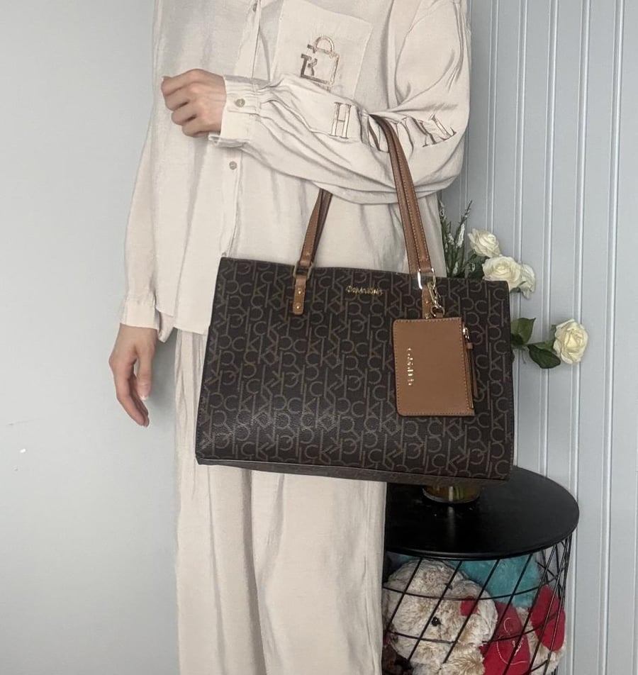 كالفن كلتين سجنشر توت مع محفظه اي دي Calvin klein tote brown signature with wallet