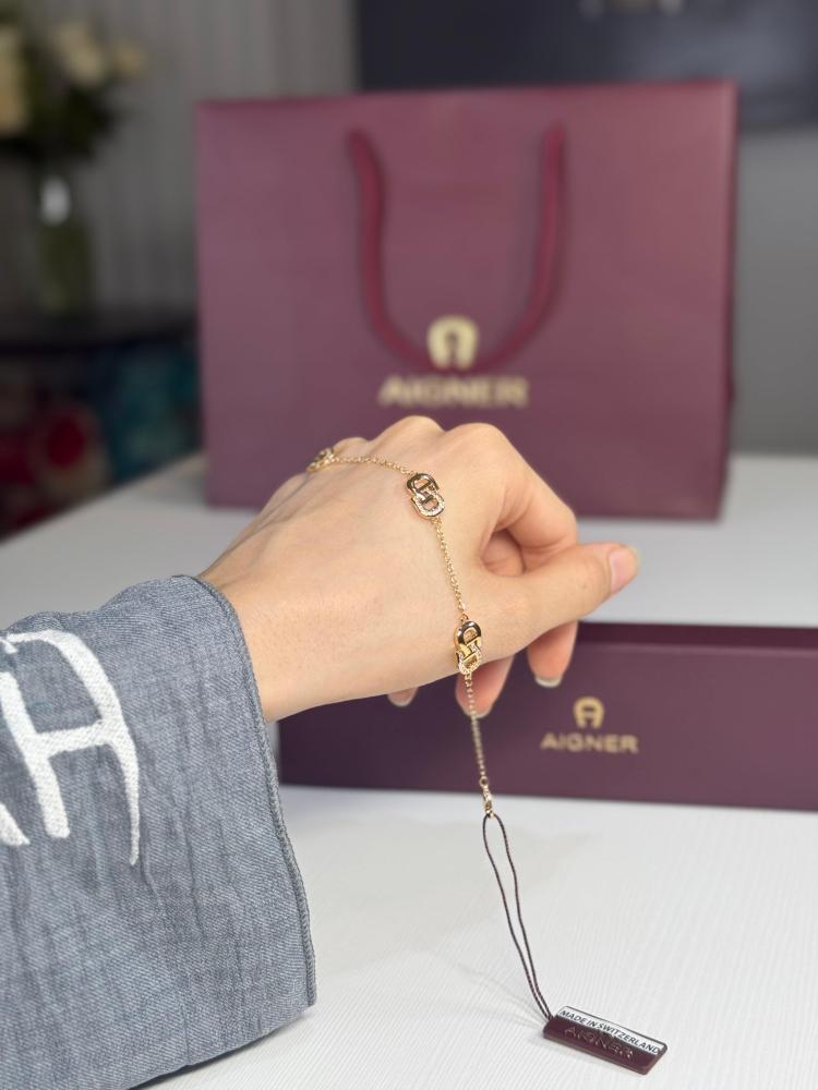 اسوار اجنر دبل اي لوقو بكريستال باللون الذهبي